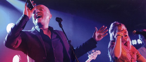 L-R: Glenn Gregory and Billie Godfrey absolutely nailing it live © 2013 Oded Shein