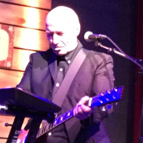 plectrum in mouth, Midge multitasks