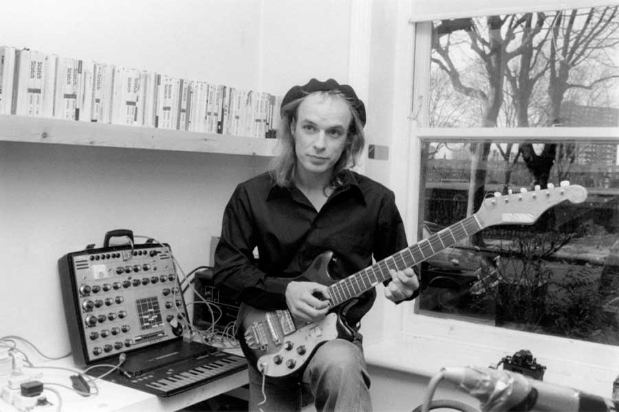 eno altering bass with ems synth