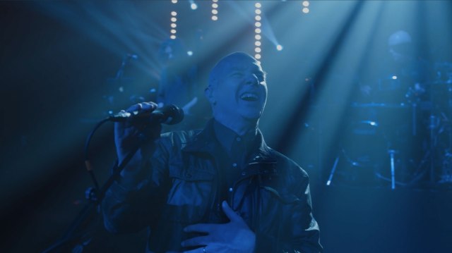 midge ure singing "VBienna"