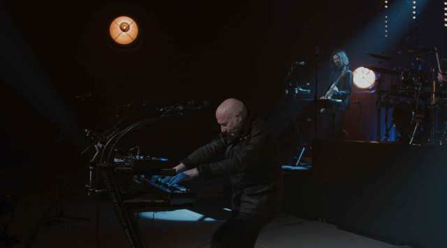 midge ure playing synths live