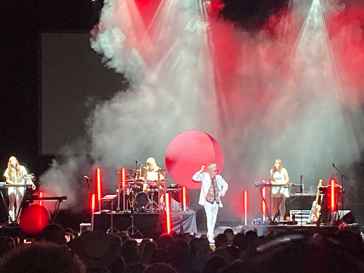 tom bailey red balloon behind him in raleigh - totally tubular festival 2024